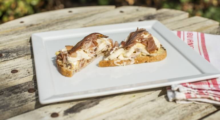 Tartine gourmande aux champignons, jambon cru et anchois par Gerald Watelet