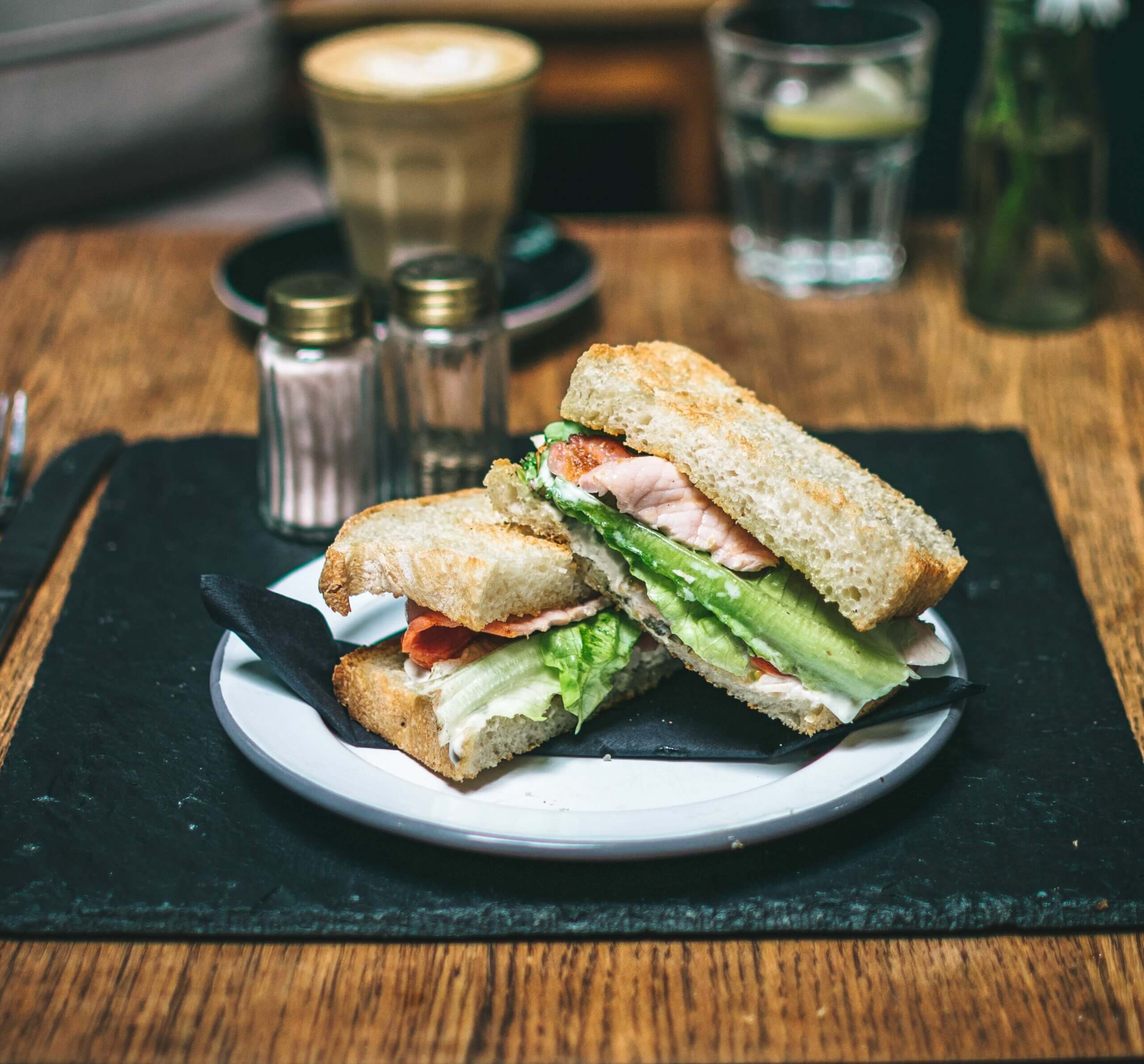 Croque-monsieur au poulet fromage frais concombre