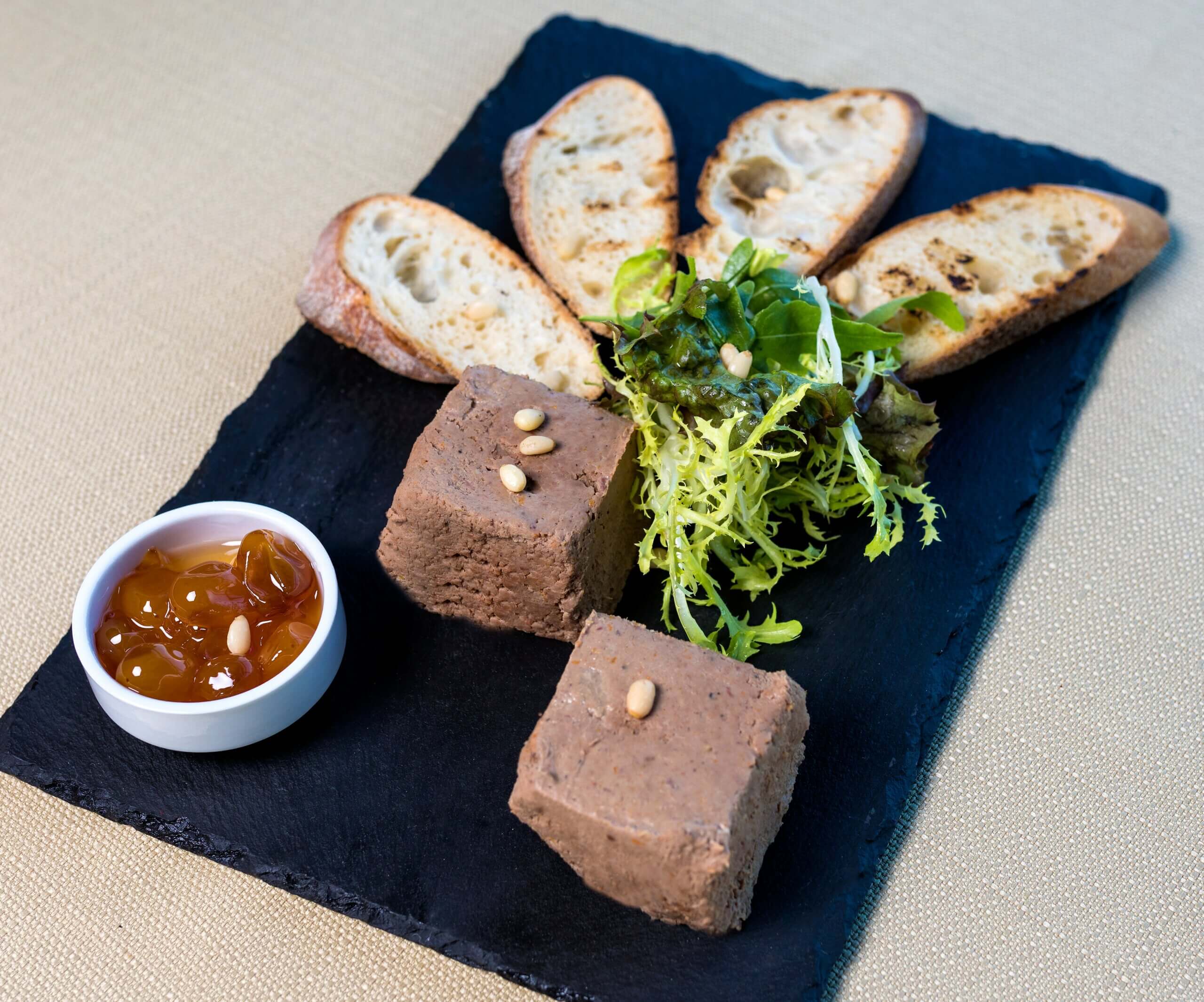 Toasts de pain de campagne avec une mousse de foie-gras