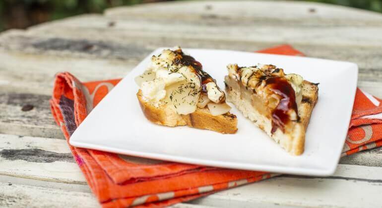Canapé de craquelin, poire et chèvre par Gerald Watelet